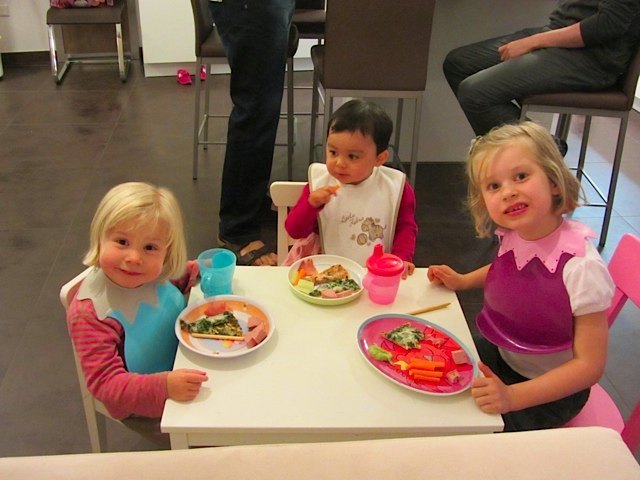 友人の家で。子供達は子供用テーブルで一緒に夕食です。友人の子供達はフランス語、ドイツ語を話しますが、かおりは自分の言葉で会話をしていました。