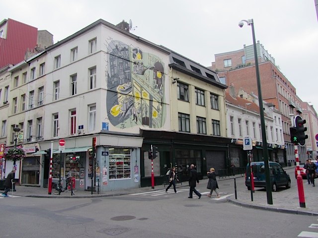 色々な建物に現地では有名な漫画家の絵がありました。