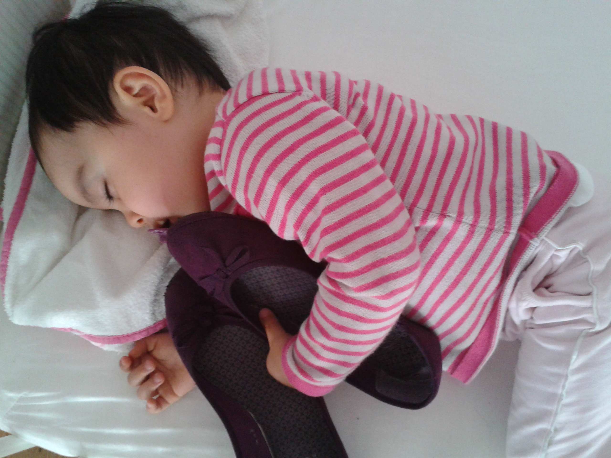 ディアナの靴が大好きな娘。ベビーベッドから手を伸ばして靴をとり、それを抱えたまま寝ていました。