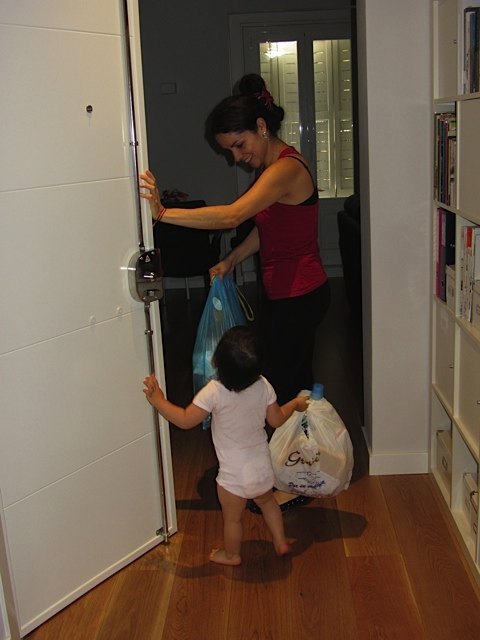 １歳半になるとゴミ捨ても手伝うように。（やりたがるので、お手伝いさんも仕方なくゴミ袋を渡しています。）