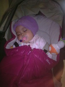 お手伝いさんが撮って送ってくれた写真の一部。散歩の後にベビーカーで眠る娘。