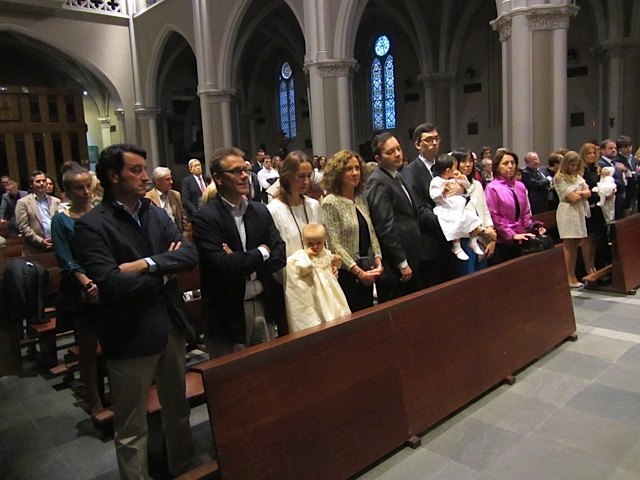 教会の中で。最前列は、洗礼を受ける赤ちゃん３人とその両親、代父・代母が座りました。