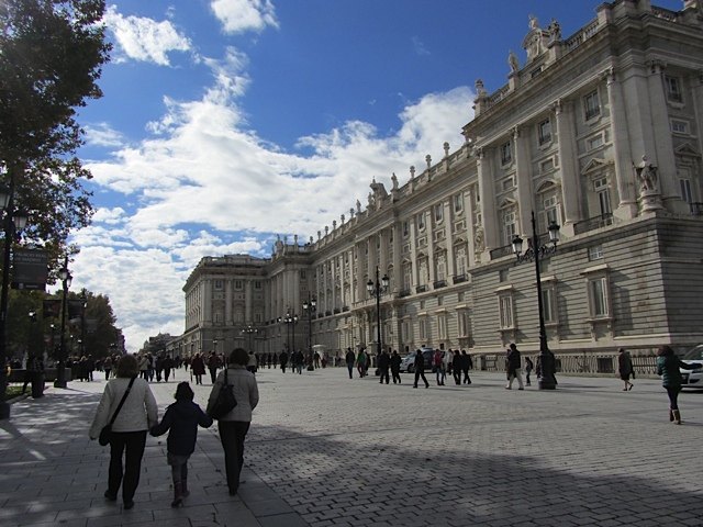 皆が大聖堂に向かっています。右の建物は王宮。