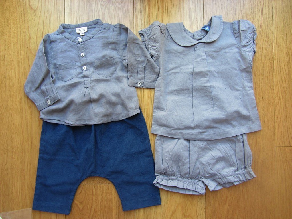 左から、スペインメーカーのNícoliの上下セットの洋服と、フランスメーカーのbonbonの服。