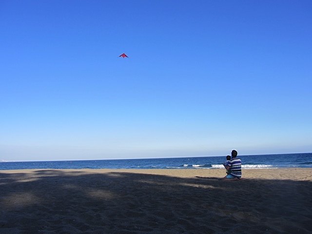 休暇で行ったマルベヤの海岸にて凧揚げ。