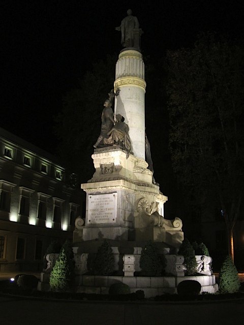 上院の会館裏手にある石像。スペインではかなり有名なカノバス・デル・カスティーヨという政治家のものです。