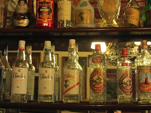 スペインでよく飲まれるお酒の瓶の数々。Casa Albertoという、ドン・キホーテの作者セルバンテスが住んでいたことでも知られる建物のバルで。