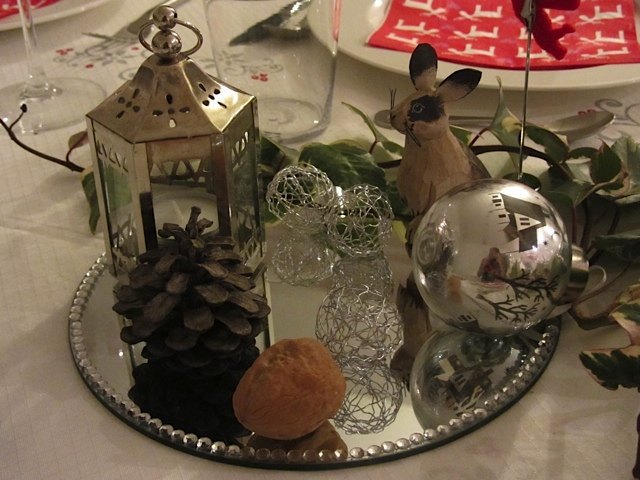 クリスマスのテーブルセッティングの一部。今年は写真の鏡のお皿、ロウソクを入れる小さなランタンと、金属でできた飾り用ボールとツリー用の電球入りの飾りを買いました。木彫りのウサギは、15年前に母がアメリカで買ったものを再利用、松ぼっくりは娘と近くの公園で拾いました。