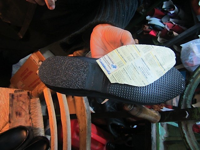 紙を靴底に合わせて型紙を作った後、それを使って靴底になる革やゴムを裁断します。