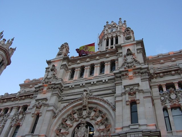 半旗の掲げられた郵便宮殿（Palacio de Comunicaciones)。