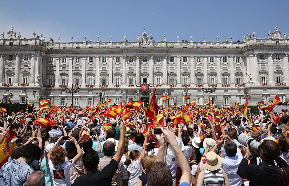 王宮の前の無数のスペイン国旗。El Mundo紙より。