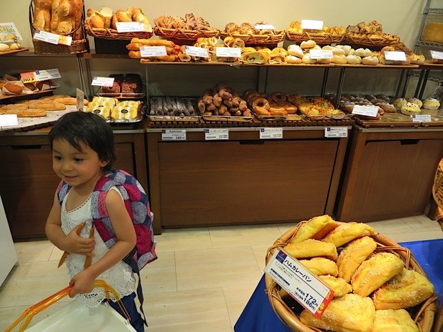パン屋さんで元気を取り戻す娘。こういう種類が豊富で直接選べるパン屋さんは日本ならでは！