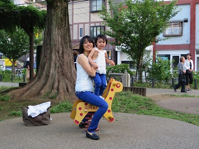 こうして二人で日本の公園で遊んだのも良い思い出です。