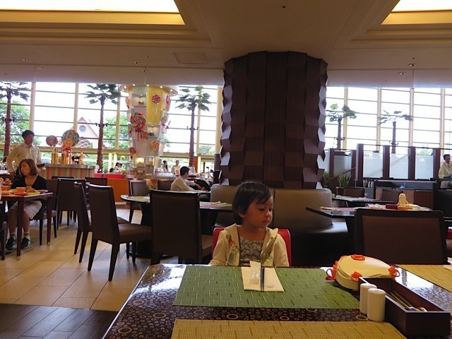 ビュッフェのレストランで。娘は納豆ご飯にはまっていました。