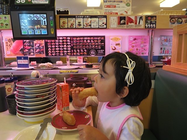回転寿司も進化したなぁ、と感心。娘は納豆巻きとお稲荷さんが専門でした。