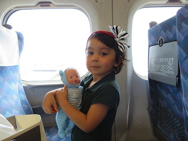 お気に入りの人形、「ニコラスちゃん」と一緒に新幹線で。どこでも一緒の旅でした。