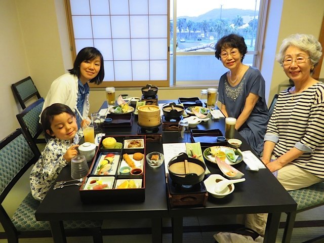 ホテルでの食事は和食らしく季節感があって、とても美味しかったです。