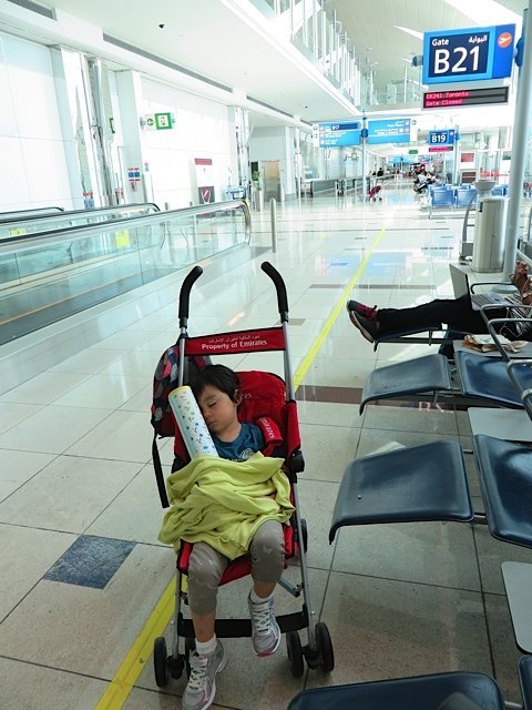 ひらがな帳を抱えたままドバイの空港で眠る娘。