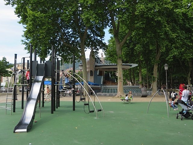 子供達が喜ぶような公園がいくつもあり、親子にとって楽しいひと時がとれました。