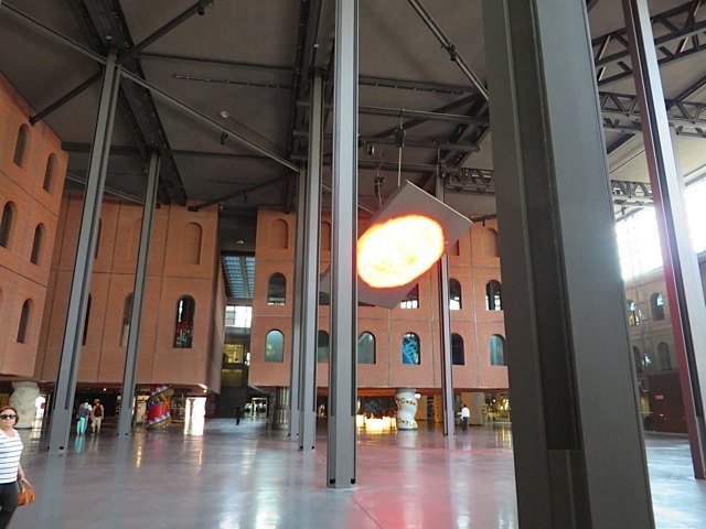 アロンディガの内部。当初のれんが造りの建物の特徴を生かしつつ、柱のデザインや照明に新しい要素を取り入れています。