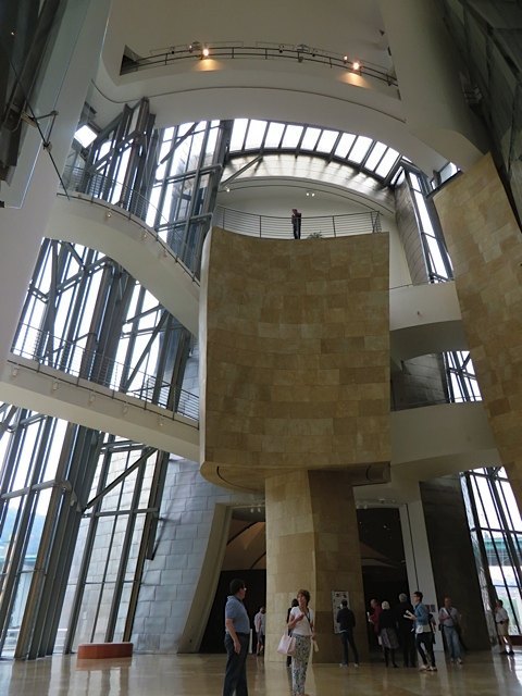 美術館の中。外観もさることながら、建物の内部の複雑さにも驚嘆です。