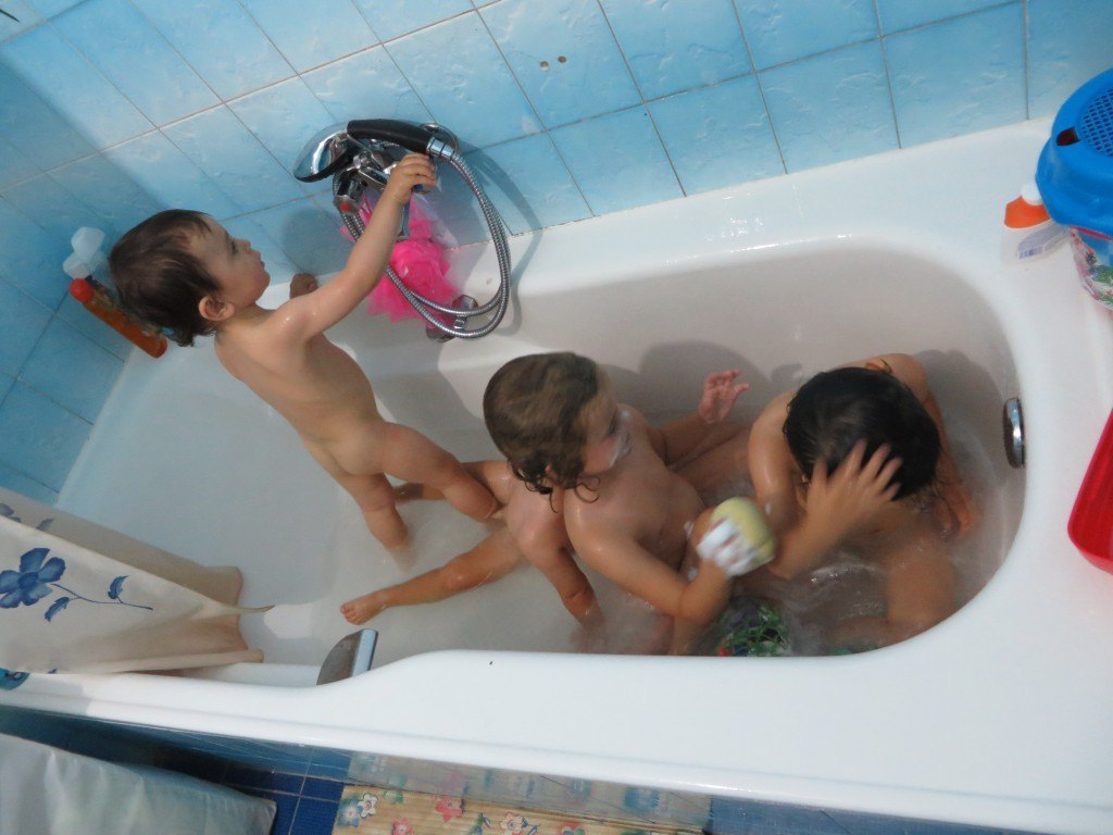 女の子二人、男の子二人に分けてお風呂に入れていたのですが、結局最後は混戦模様。