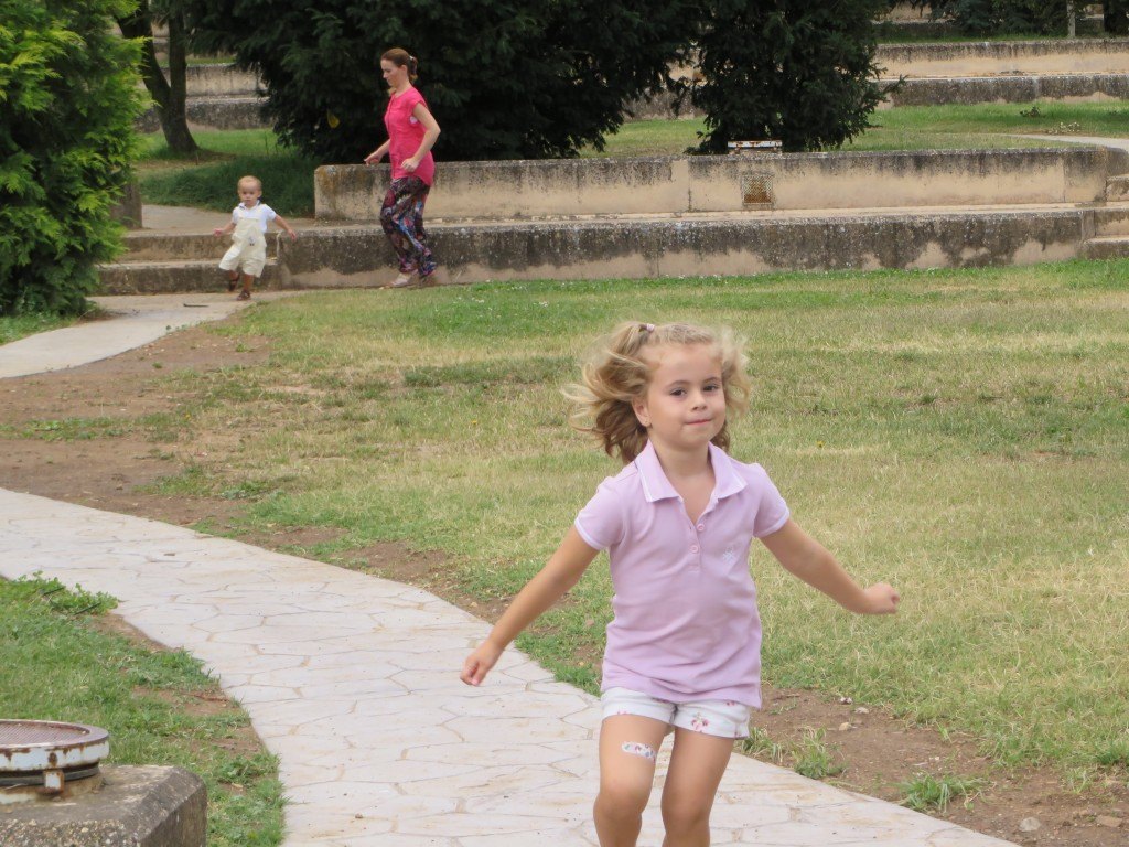 とにかく子供達はよく走ること走ること…。マリアも走ります。