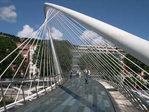 ズビズリ橋。歩行者用の橋となっています。www.forum.xcitefun.netより。