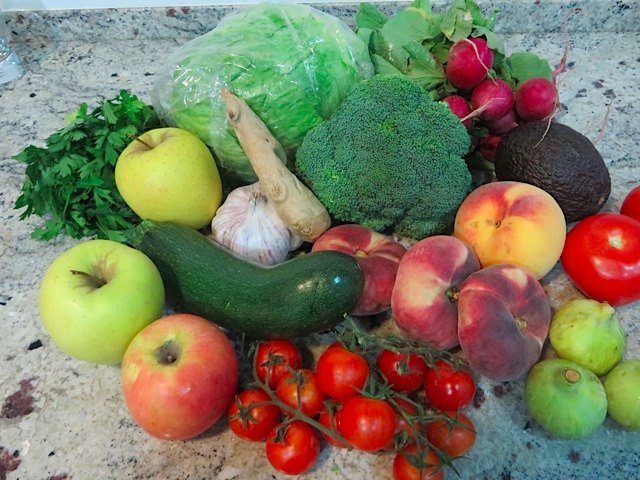 買った野菜や果物の数々。緑の丸いものは、白イチジク。どれもとてもキレイですよね。