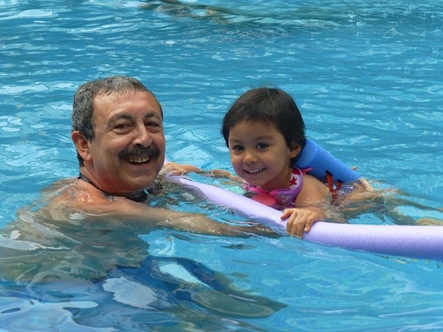 娘はプールが大好きになり、毎日プールに飛び込んでいました。