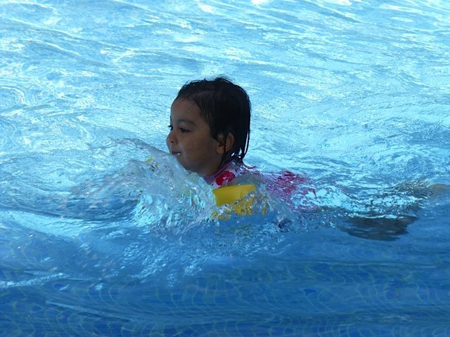娘は、休暇中は毎日プールで泳いでいました。