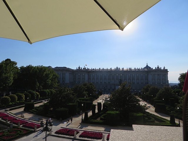 マドリッドのオペラ座から見る王宮の眺め。陽射しが強かったです。