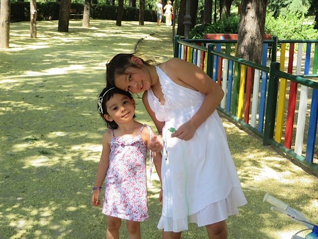 娘は年上のお姉さんと遊ぶのが大好き。公園以外でも子供達と交流する良い機会と思うようになりました。
