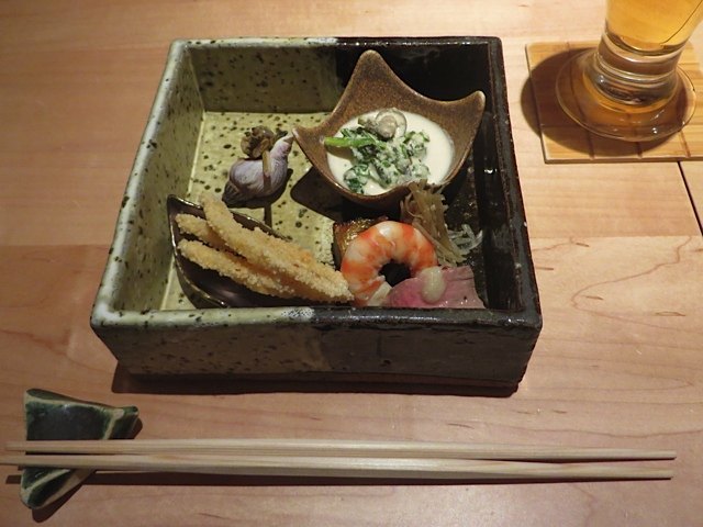 こんなお皿が欲しくなりました。日本の料理の良さは、その盛りつけの美しさにもあると思います。