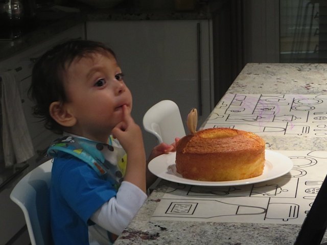 ケーキをつまんで食べる息子。まだまだ本能のままに生きています。