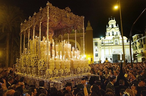 セビリヤで最も有名な御神輿の一つ、Virgen de la Macarena (又は"La Macarena")の様子。 http://www.quetiempo.es/より。