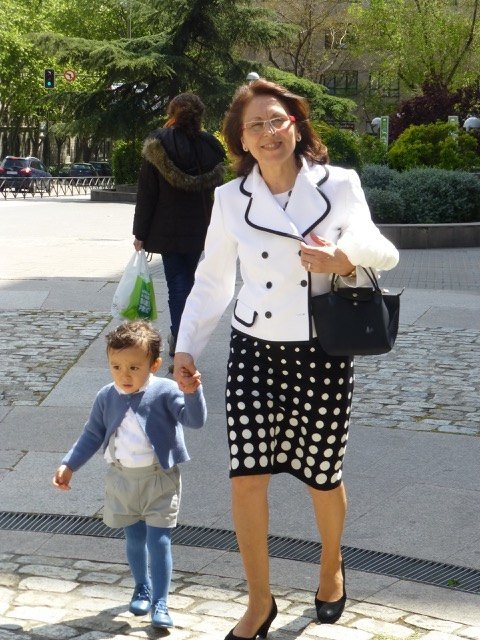 義母と一緒に歩く息子。シャツはÑaco、ズボンはNeck&Neckというスペインのメーカーのものです。