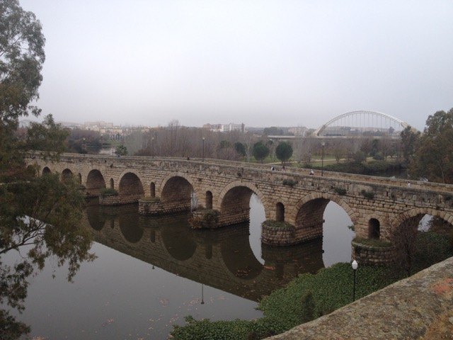 ローマ時代に造られた橋は今でも使用されています。（メリダにて。）