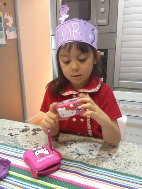 学校でもらった「５」と書いてある冠を被って上機嫌の娘。