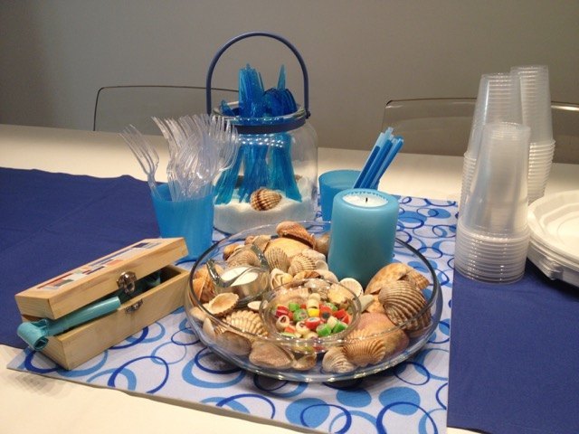 我が家のテーブルセッティング。今回は海のテーマですが、プラスチックの食器を多用しました。