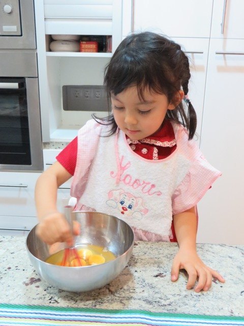プレゼントでもらったキッチンツールを使ってケーキ作りを手伝ってくれました。