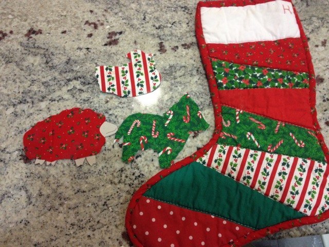母が作ってくれたサンタクロースの長靴と、同じハギレで作った動物達。クリスマスにこのブーツがお菓子でいっぱいになるのが、私たち兄弟の楽しみでした。