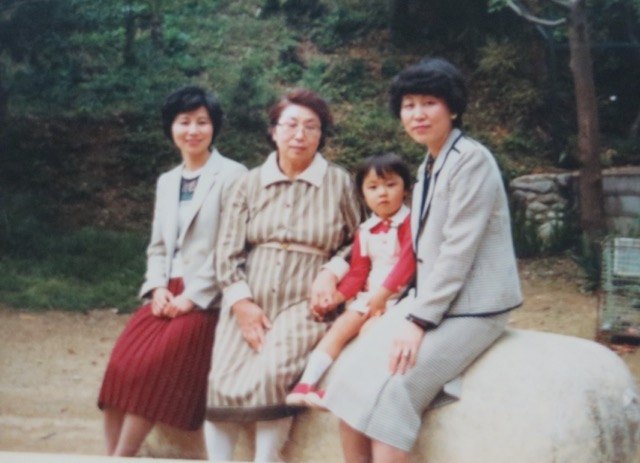 その後の母、伯母、祖母と私。30年以上前の写真です。
