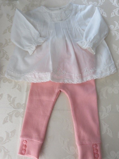 シンプルな白いシャツとピンクのレギンス。ZARAの洋服ですが、同じデザインの服が10歳位まであるので、姉妹でお揃いなども簡単にできます。