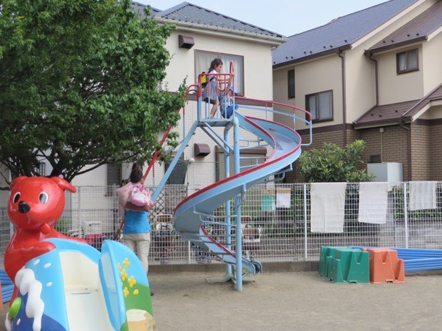 夫と息子も娘の幼稚園訪問をしました。息子は遊具に夢中です。