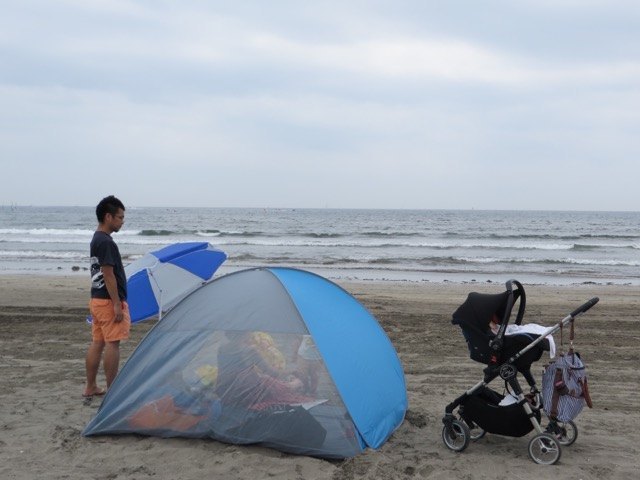 友人はさっとテントやパラソルを準備。さすが、海に触れる生活をしているだけあります！