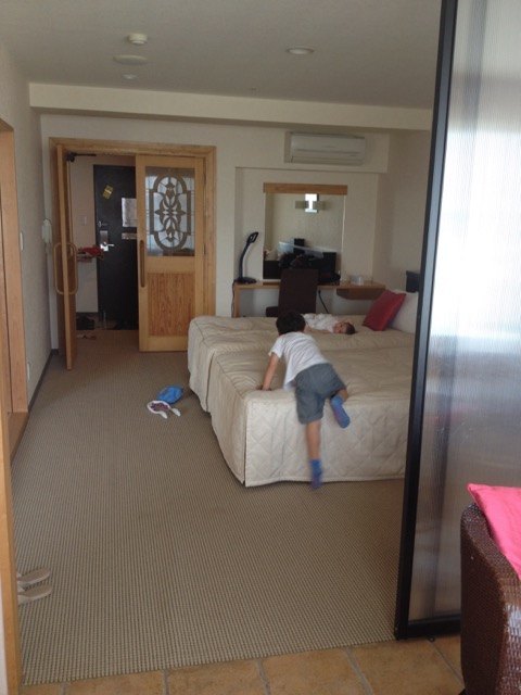 ホテルの部屋で子供達は大興奮。